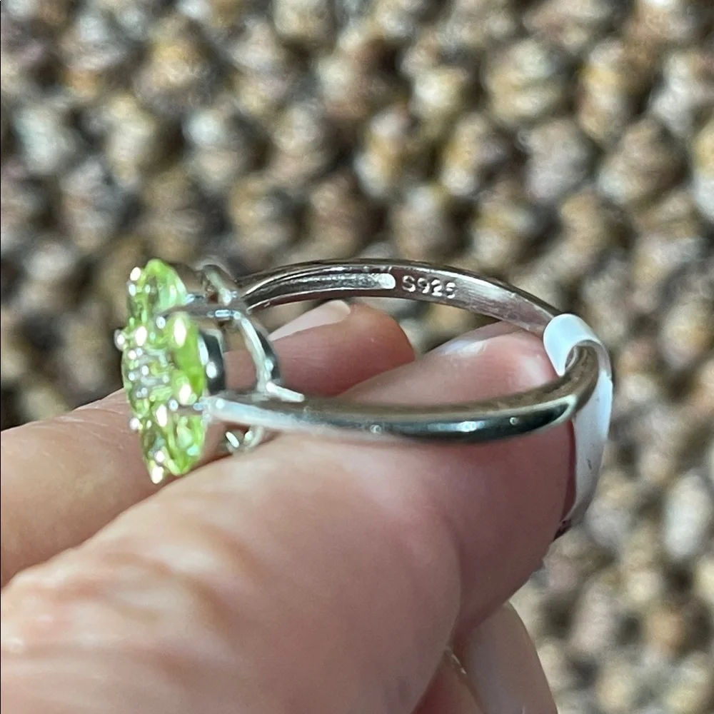 NWT Natural Peridot Floral Ring in 925 Sterling Silver Size 8